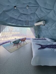ドーム内の広いお部屋。ピンクと水色の可愛い空間