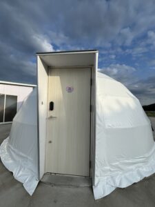宿泊した白いドームテント