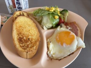 朝食のフレンチトーストとベーコンエッグ