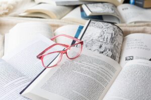 眼鏡と開いた本が数冊